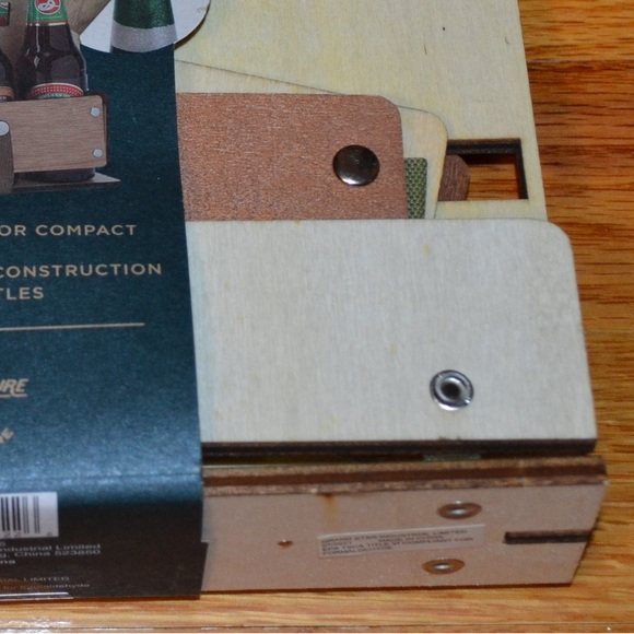 Foldable wooden beer caddy with bottle opener - NEW - Picture 8 of 11